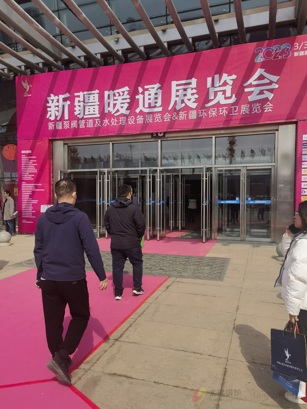 新疆暖通展览会现场入场.jpg